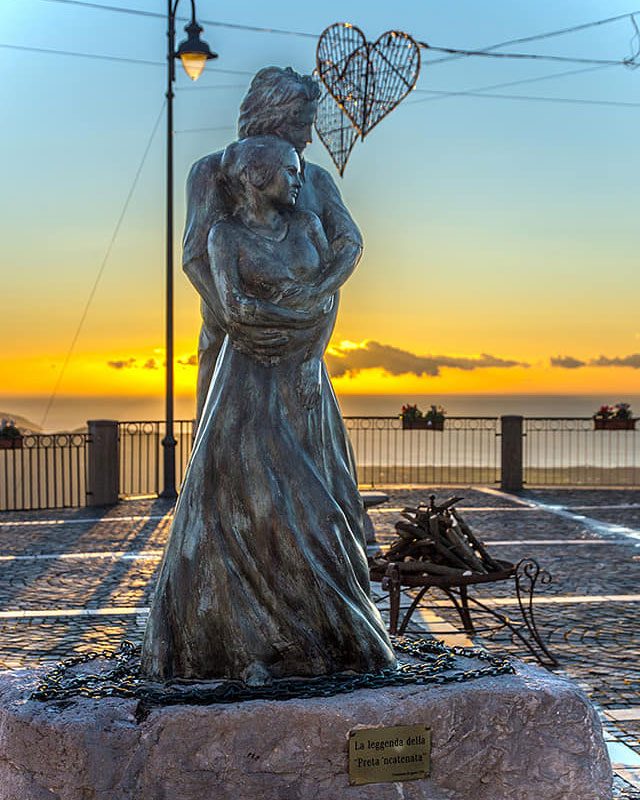 La statua di Saul e Isabella Trentinara