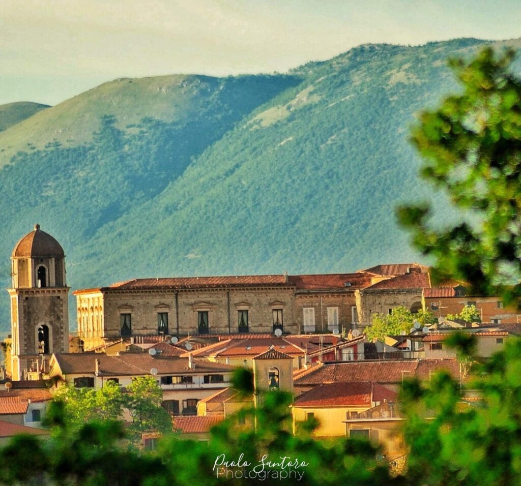 Un’insolita visione di Teggiano.