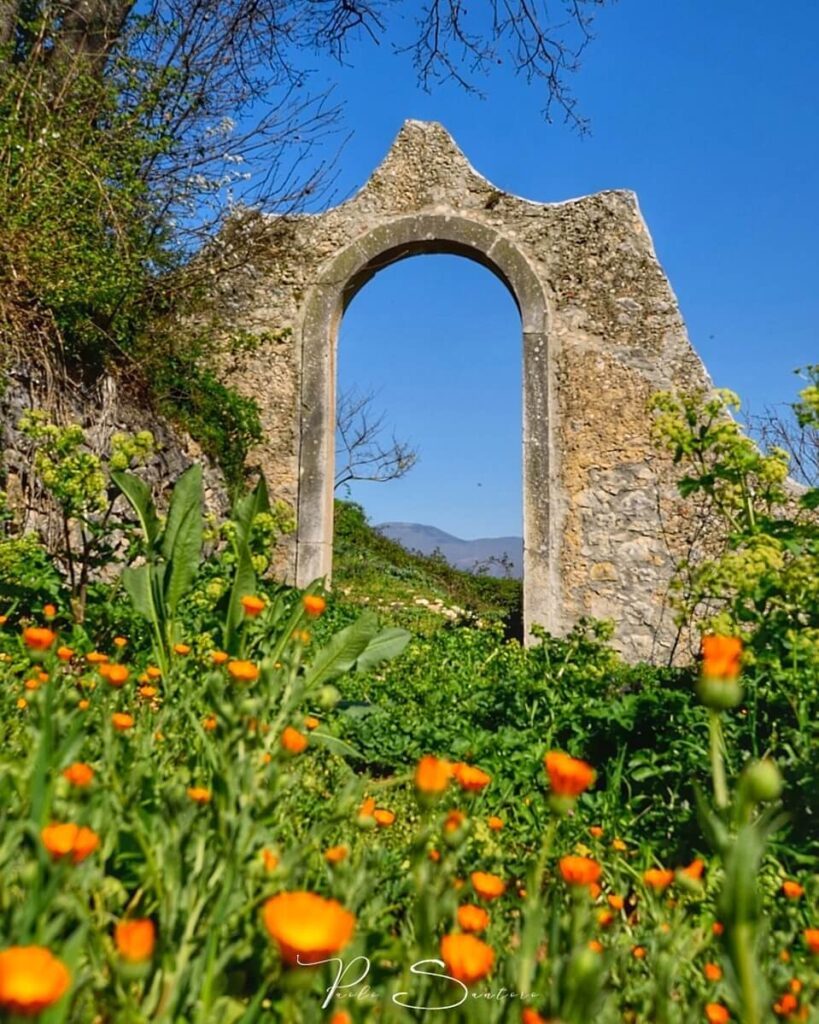 Teggiano: Tra primavera e storia