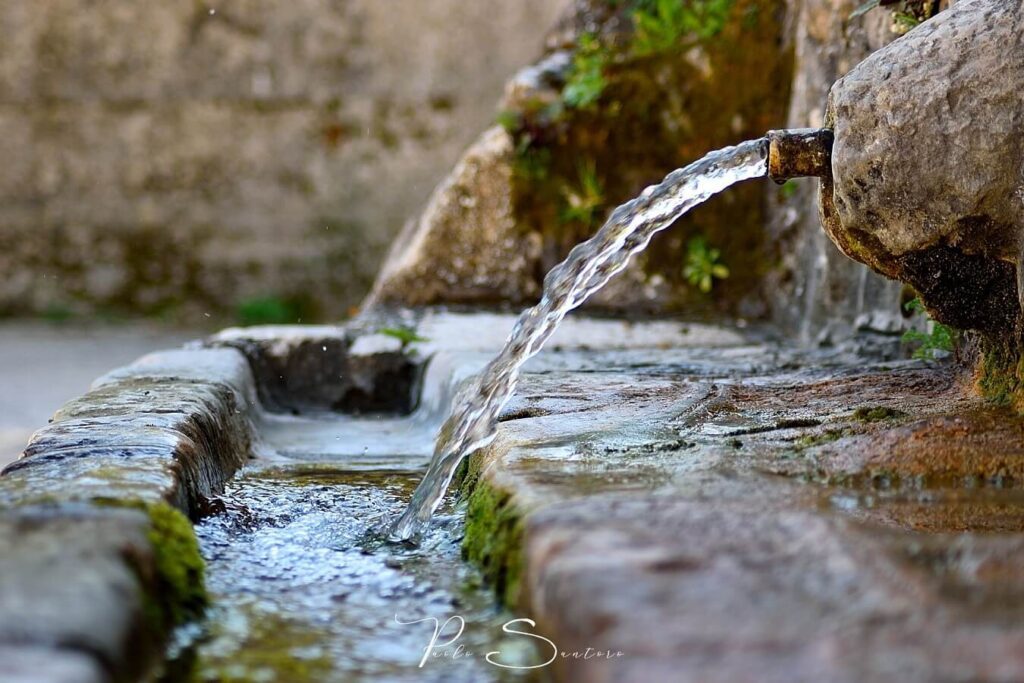 Teggiano - la fontana vecchia.