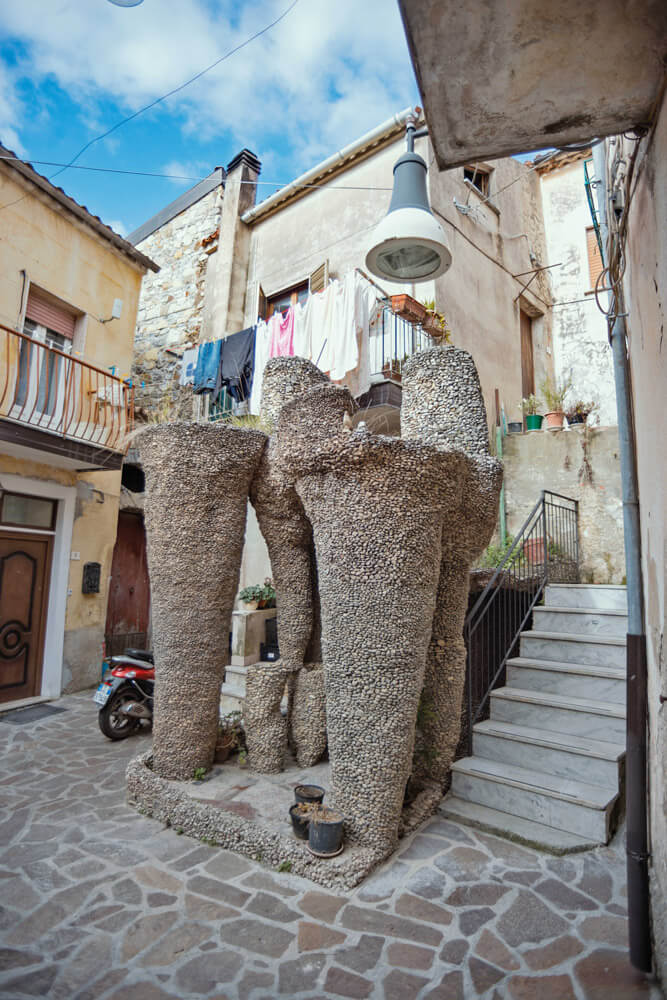 Scultura di Guerino Galzerano in Piazzetta Borgo